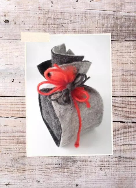 Harmony_in_grey_and_red