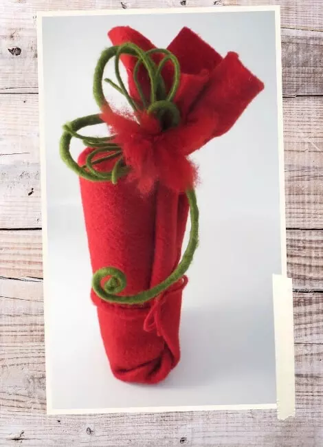 Play_of_colours_in_red_and_green
