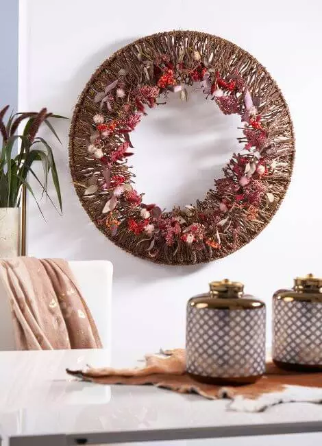 06-fringed-mural-with-dry-flowers