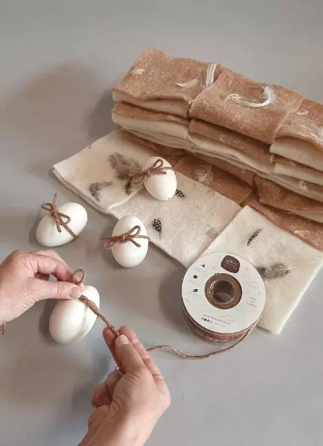 03 Decorating eggs