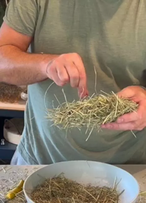 Cover with hay and fix with the bouillon effect wire