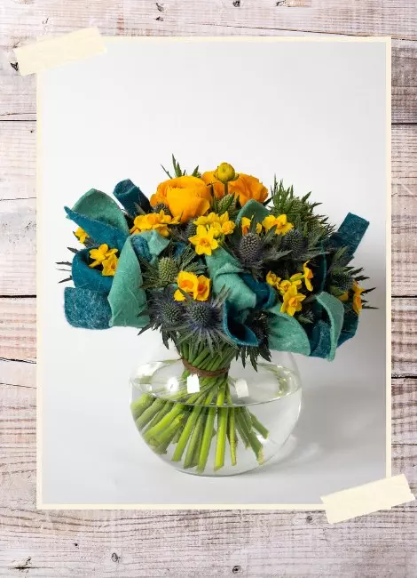 A bouquet of contrasting flowers
