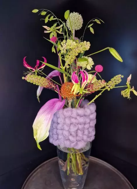 05-bouquet-with-felt-wool-cuff